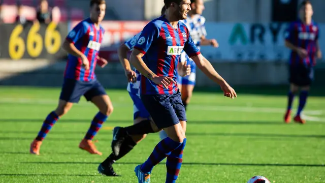 Un jugador del Villanueva ante el Tamarite.