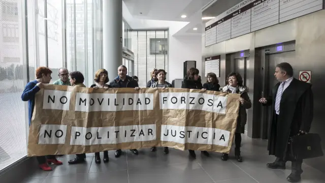 Un grupo de funcionarios de la Audiencia Provincial de Zaragoza protesta este lunes en los pasillos del edificio.