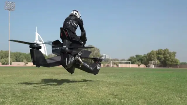 La Policía de Dubái prueba las motos voladoras.