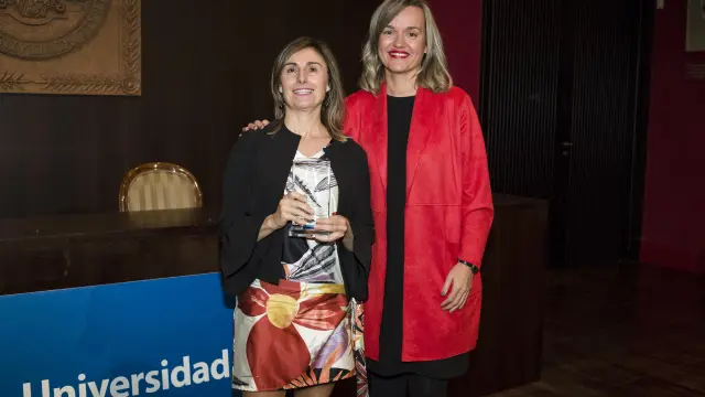 La consejera del Gobierno de Aragón Pilar Alegría entrega el premio a Mari Carmen Ibáñez.