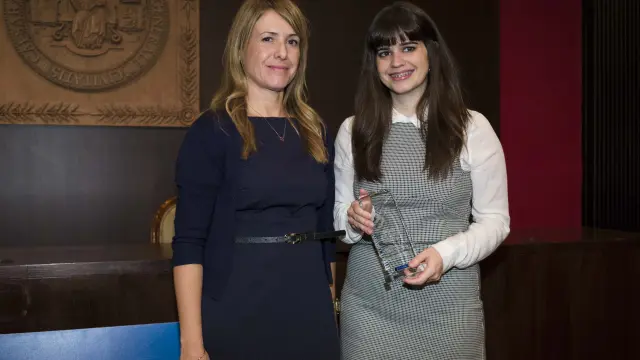 Recogió el premio Lucía Martínez de manos de Rosa Mauri, 'divisional communications manager' de Atlas Copco.