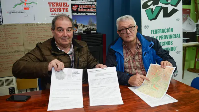 Enrique Marín y Ramón Perales, portavoces de Teruel Existe, muestran la documentación de las alegaciones que presentarán hoy.