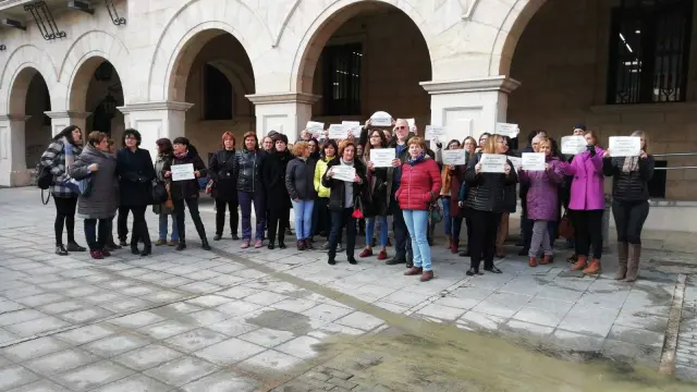 Los trabajadores se han concentrado ante el Palacio de Justicia de Teruel