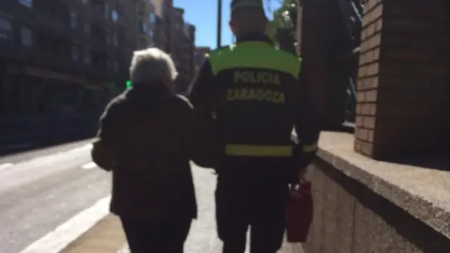 Una patrulla de la Policía Local de Zaragoza localizó a la mujer desorientada y la acompañó hasta su residencia.