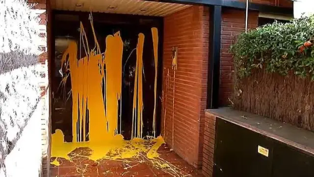 Encapuchados lanzan botes de pintura amarilla contra la casa del juez Llarena