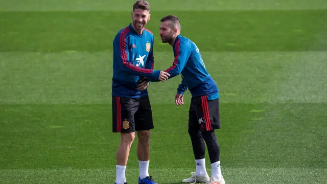 Sergio Ramos y Jordi Alba durante el entrenamiento de la selección española.