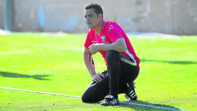 Francisco Rodríguez observa de rodillas la evolución del equipo al que está convencido de que llevará a la salvación.