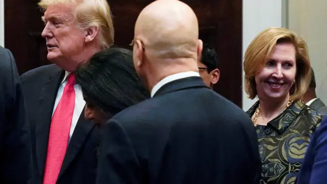 Mira Ricardel, a la derecha, en una imagen de archivo junto a Trump