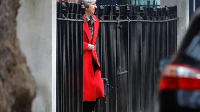 La primera ministra británica, Theresa May, saliendo de su residencia.