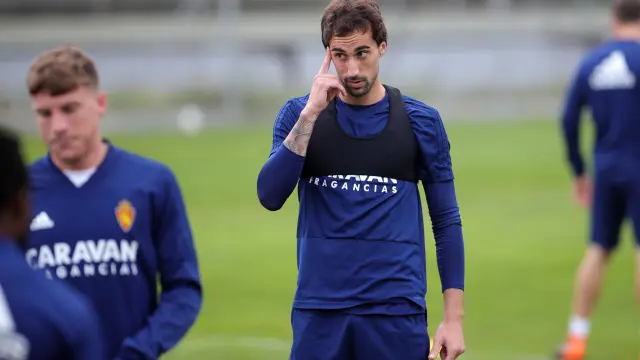 Íñigo Eguaras, en el entrenamiento de ayer del Real Zaragoza.