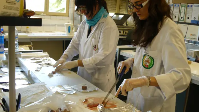 En la imagen, varias técnicas examinan carne de vacuno procedente de razas autóctonas del Pirineo.