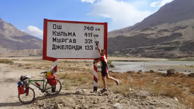 Andrés Abián, durante su viaje en bicicleta por Kirguistán.