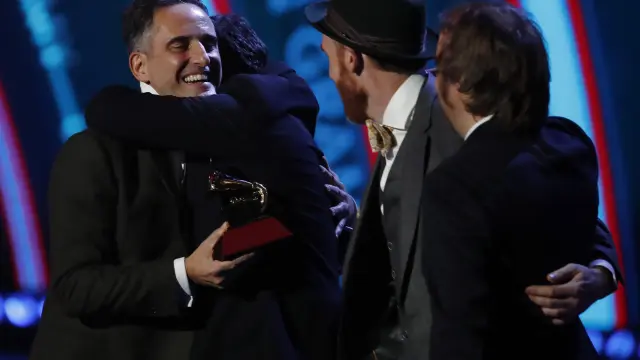 Jorge Drexler recogiendo el premio a Mejor canción del año por 'Telefonía' en los Grammy Latino