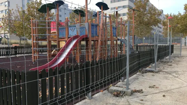 Parque infantil de Valdespartera que permanece cerrado.