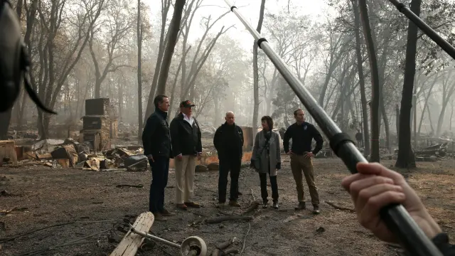 El presidente de Estados Unidos, Donald Trump, visitó hoy las zonas afectadas por los gigantescos incendios que queman California.
