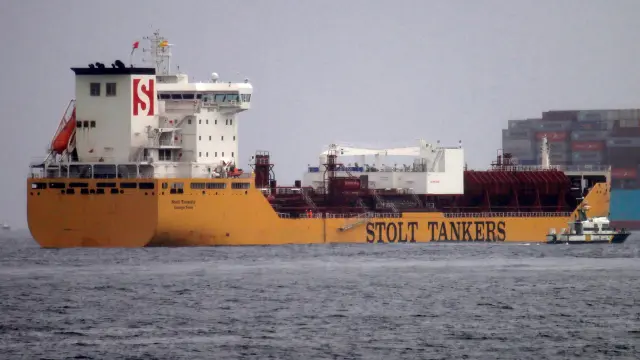 El barco en el que fueron retenidos este sábado seis actividas de Greenpeace.