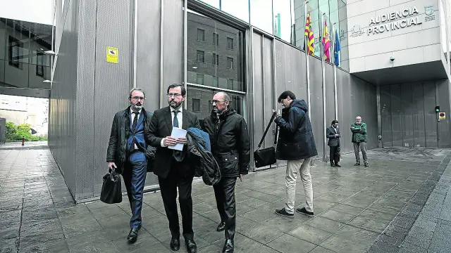 Los fiscales José Grinda (con los folios en la mano) y José De la Rosa (a su izquierda), en la Audiencia.