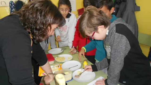 Los niños han llevado a cabo diferentes experimentos para detectar el almidón en los alimentos.