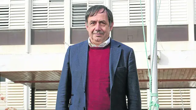 Donato Boscia, frente al edificio del Instituto Agronómico de Zaragoza (IAMZ).