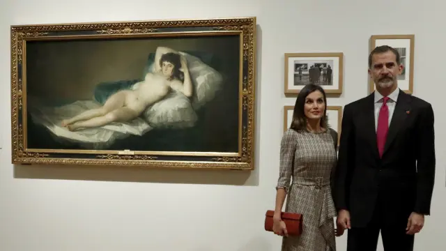 Los Reyes posan ante el cuadro de 'La maja desnuda' de Francisco de Goya.