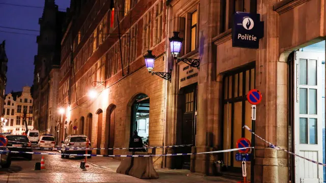 El ataque ha tenido lugar cerca de la entrada de una comisaría en el centro de Bruselas, en la calle Marché au Charbon