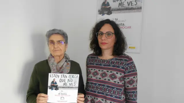 Raquel Mayayo (izq.) y Gema López (der.) de Cáritas Tarazona posan con el tríptico de la campaña.