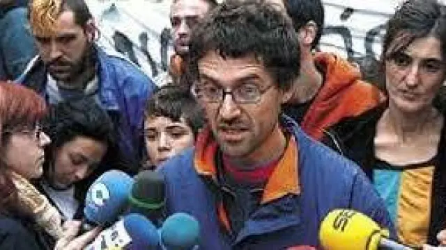 Agustín Toranzo, atendiendo a los medios.
