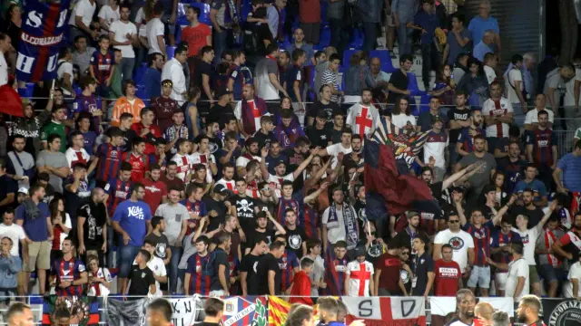 Aspecto de la grada de El Alcoraz en el partido SD Huesca-Rayo Vallecano.