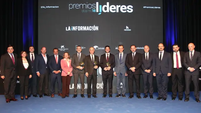 Los premiados en la gala de este jueves, junto con Fernando de Yarza López-Madrazo, presidente de HENNEO, y los ministros José Luis Ábalos, Nadia Calviño y Pedro Duque.