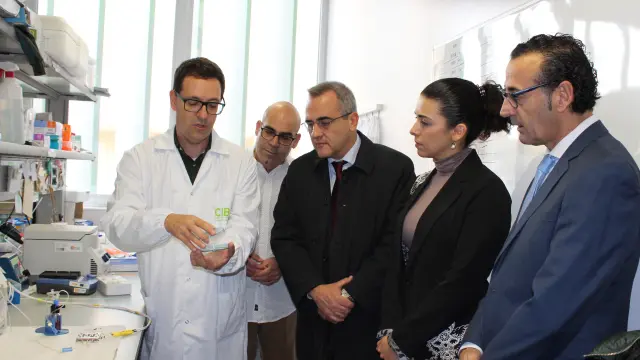 El investigador Ignacio Giménez explica el estudio en el laboratorio del Centro de Investigación Biomédica de Aragón (CIBA).