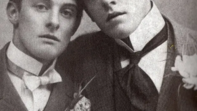 Alfred Douglas (izda.), novio de Oscar Wide, con su primo.