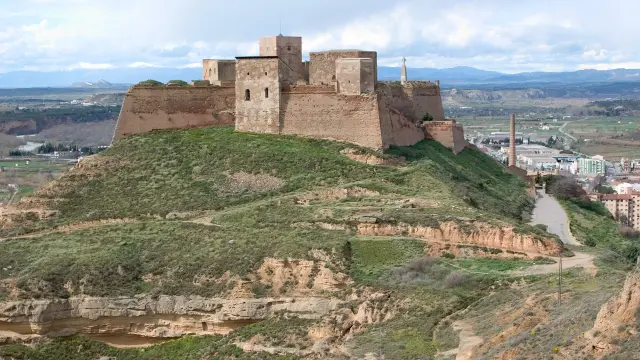 Una panorámica de la imponente y milenaria fortaleza de Monzón, ciudad en la que se celebra la Feria del Libro Aragonés.