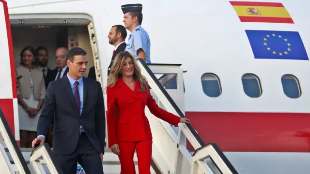 El presidente español, Pedro Sánchez, y su esposa María Begoña Gómez, descienden del avión a su llegada a La Habana.