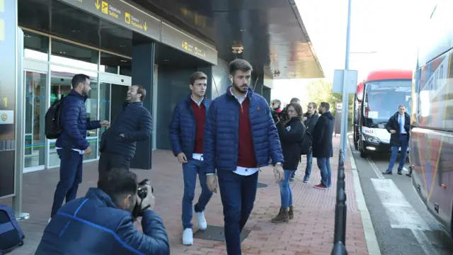 Los jugadores del Levante, en las puertas del Aeropuerto Huesca-Pirineos.