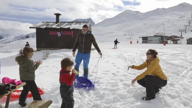 Muchas familias se acercaron hasta Formigal para jugar con la nieve, como esta en la zona de Portalet.