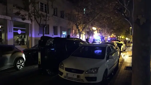 Un coche ha volcado a la altura del número 16 de la plaza de Los Sitios de Zaragoza