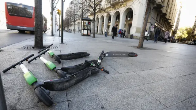 El viento deja los patinetes por el suelo en Zaragoza.