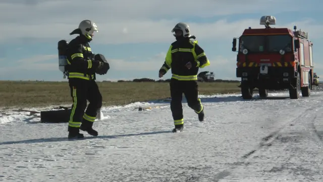 Actuación de los bomberos durante el simulacro de accidente en el aeropuerto