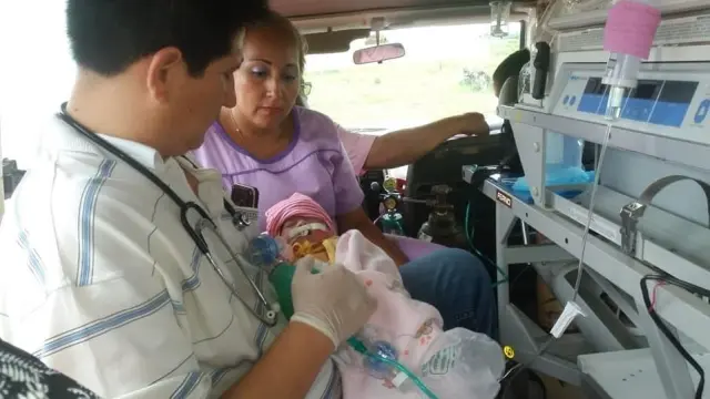 Fotografía cedida por el Ministerio de Salud de Bolivia de la evacuación de la bebé.