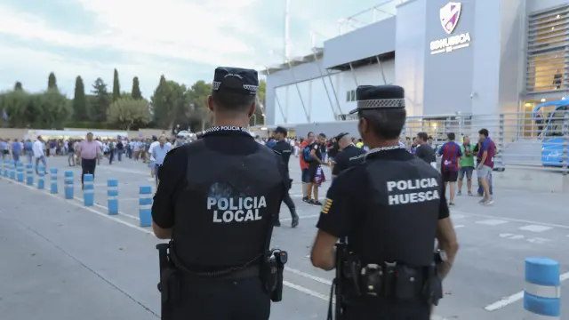 Dos agentes de la Policía Local de Huesca durante un servicio en los alrededores del campo de fútbol El Alcoraz.