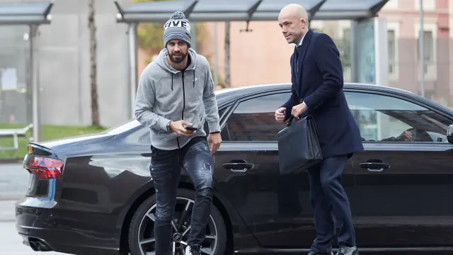 El futbolista Gerard Piqué, acompañado por su abogado.