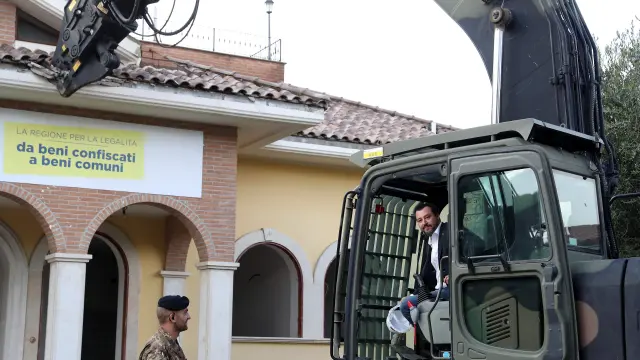 El ministro del Interior italiano, Matteo Salvini, derribando las propiedades de un clan mafioso de Roma, los Casamonica.