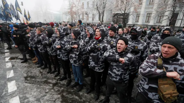 Nacionalistas ucranianos participan en una manifestación en la que demandan romper las relaciones diplomáticas con Rusia frente al edificio del Parlamento, en Kiev