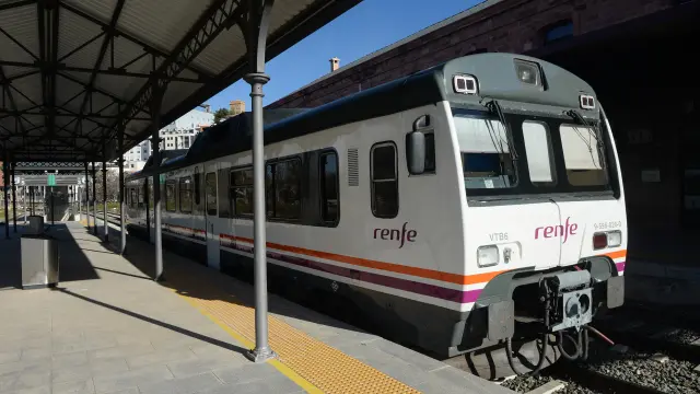 Un tren 'tamagotchi', averiado en la estación de Teruel.
