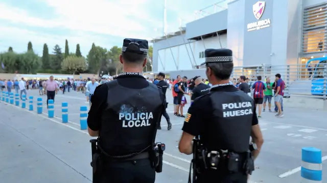 Dos policías locales en un servicio en el campo de fútbol de El Alcoraz.