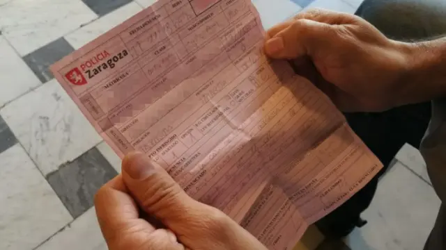 El taxista muestra el boletín de denuncia que le va a costar 60 euros.