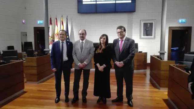 Sánchez Quero, Lambán, Sánchez y Zubieta, en el salón de plenos de la DPZ.