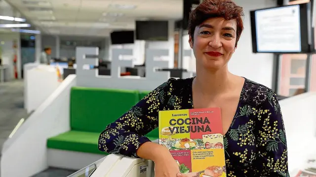 Ana Vega Pérez de Arlucea con su libro, 'Cocina viejuna'.
