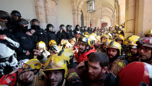 Tensión con los Mossos durante las protestas de Bomberos y médicos en Barcelona.