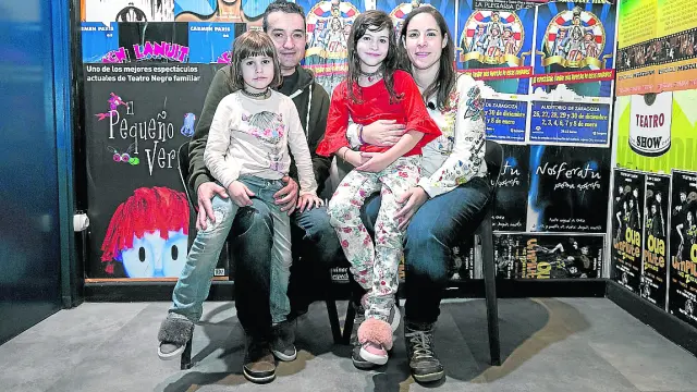 Pedro Peris y Gloria Martí, con sus dos hijas, viven en Calaceite y son una familia de acogida.